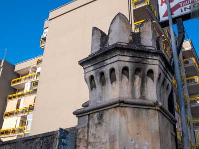 Il torrino � alto circa 3 metri, � di forma esagonale e si caratterizza per i fini archetti pensili che ne circondano la sommit� merlata...